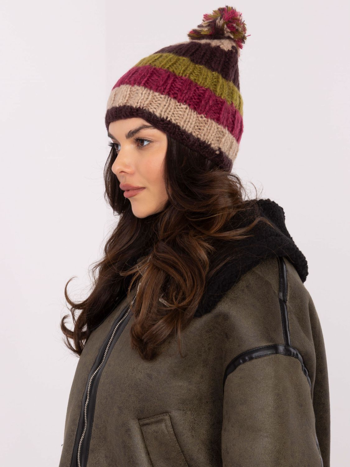 Cappello beige a righe con pompon