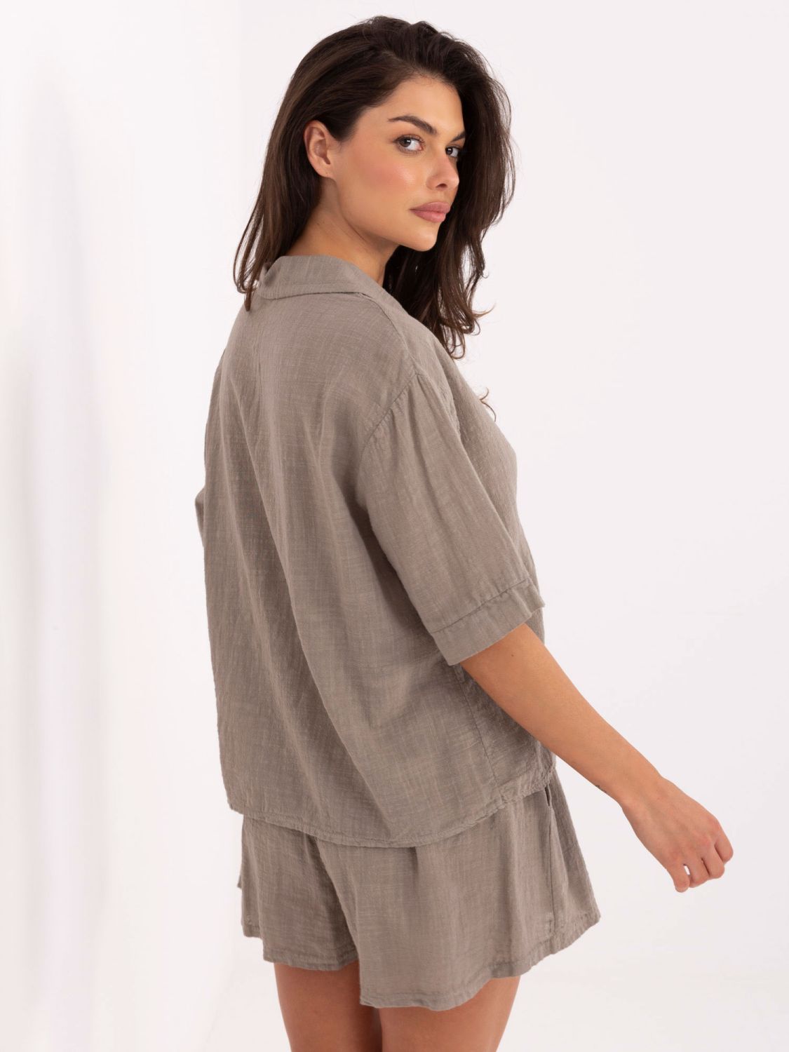 Completo beige con camicia e pantaloni corti