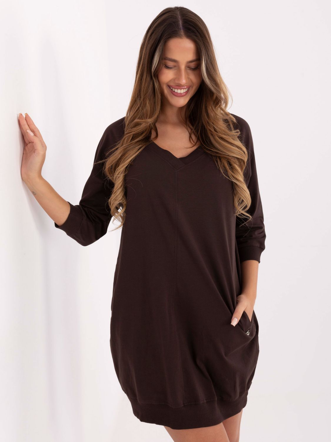 Abito marrone in cotone con maniche 3/4 e scollo a V