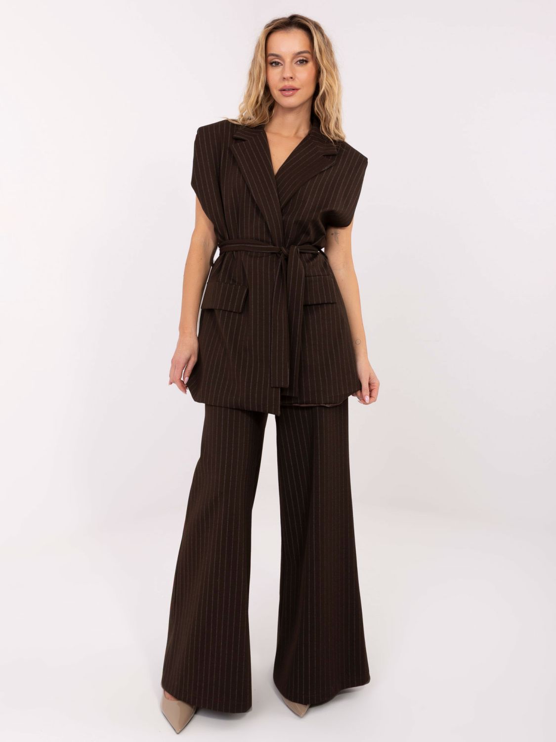 Gilet elegante marrone a righe con cintura