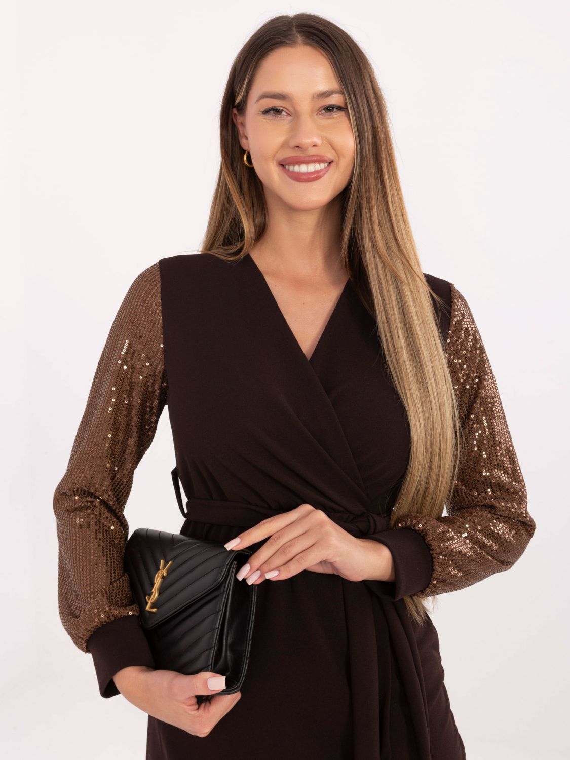 Elegantna mini haljina s šljokicama u smeđoj boji