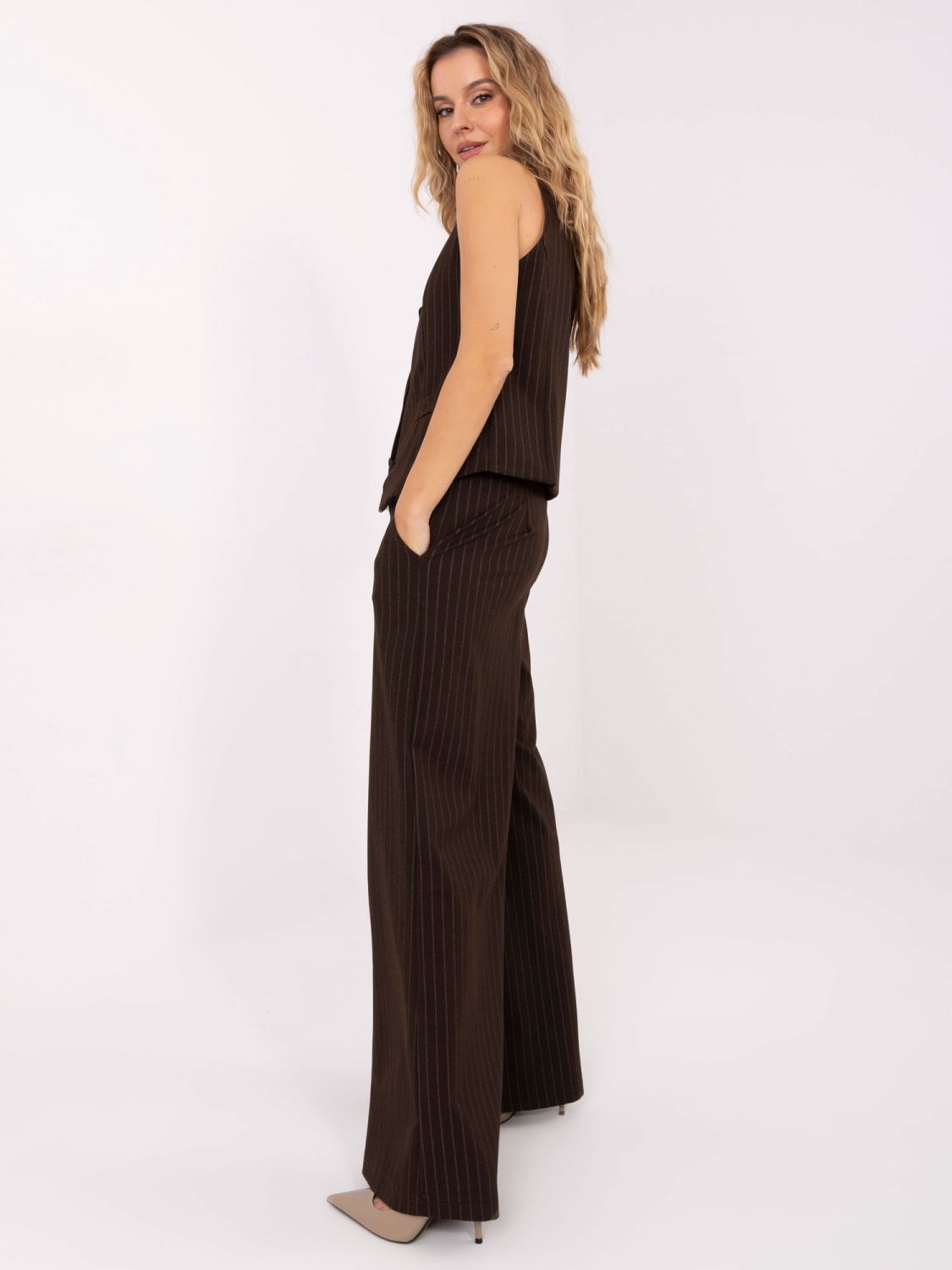 Eleganti pantaloni ampi a righe marrone scuro