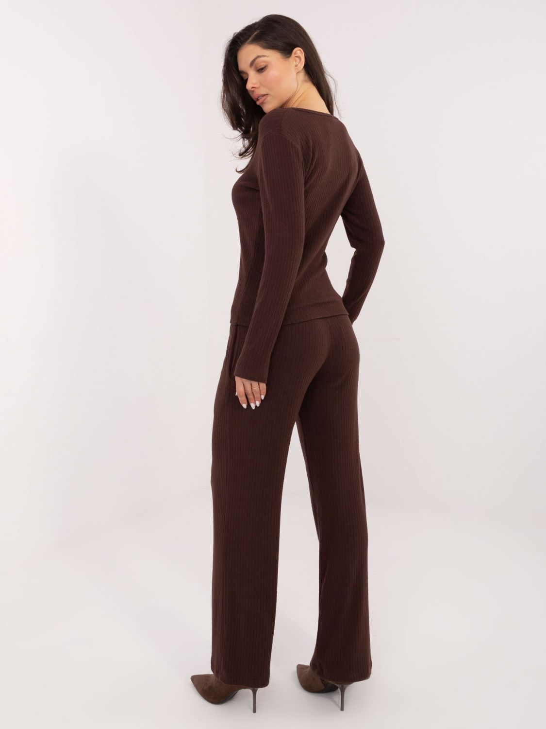 Maglione marrone a costine con scollo a V