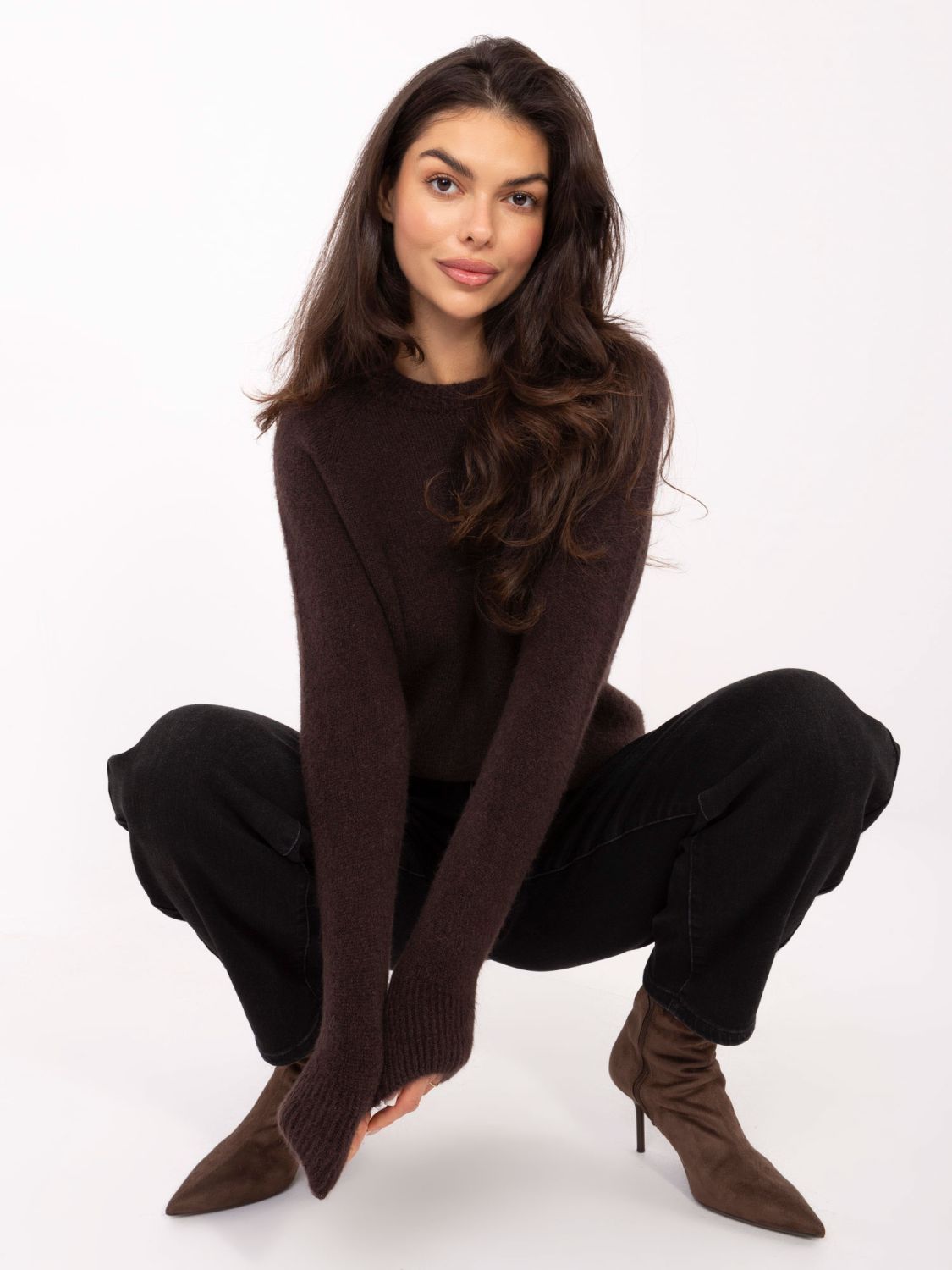 Smeđi pulover od alpake s okruglim izrezom