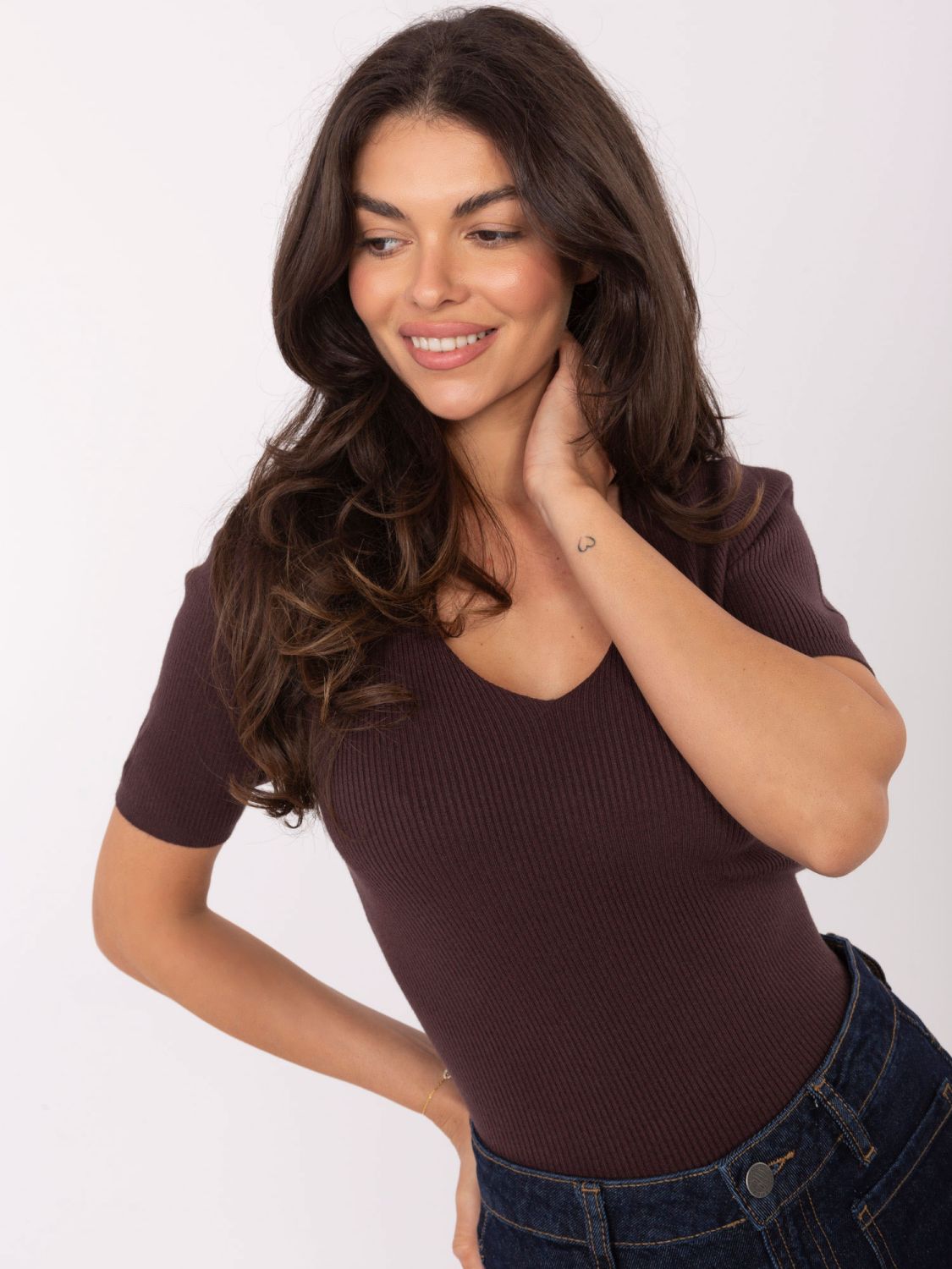 Maglione marrone a costine con scollo a V