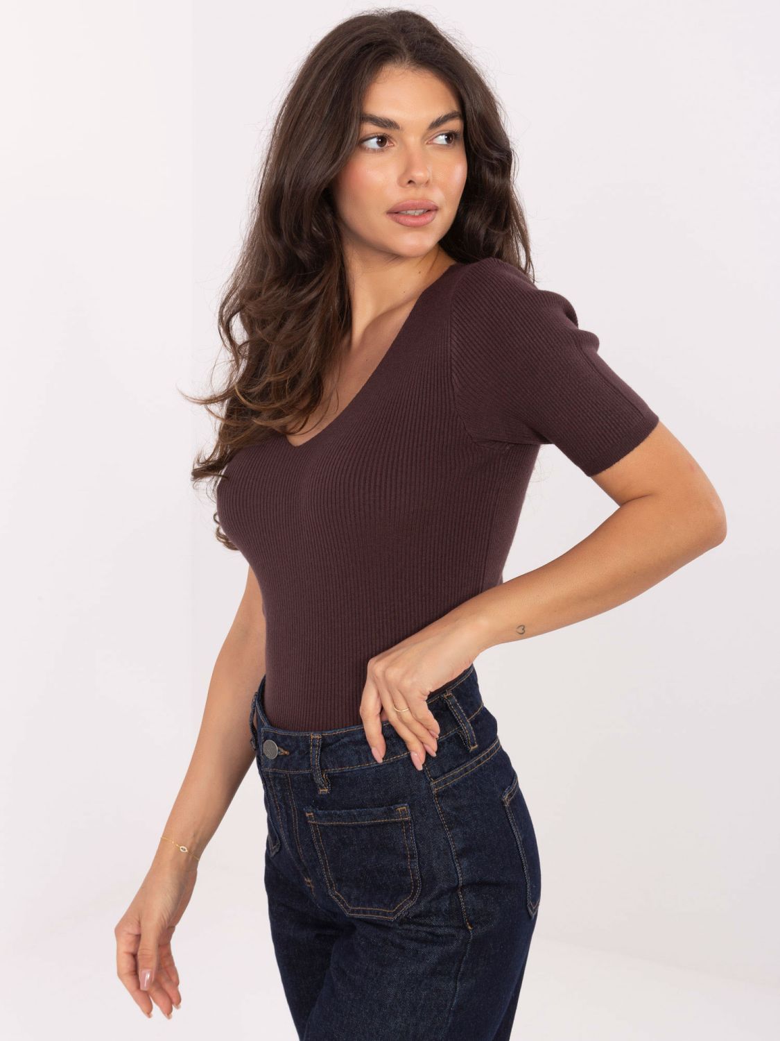 Maglione marrone a costine con scollo a V