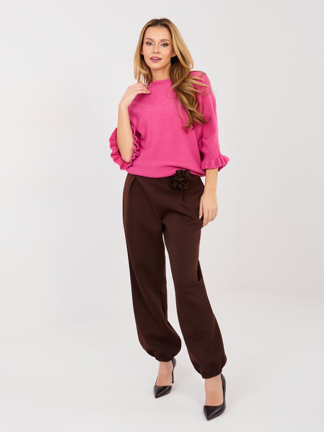 Ružičasti pulover s 3/4 rukavima i volanom