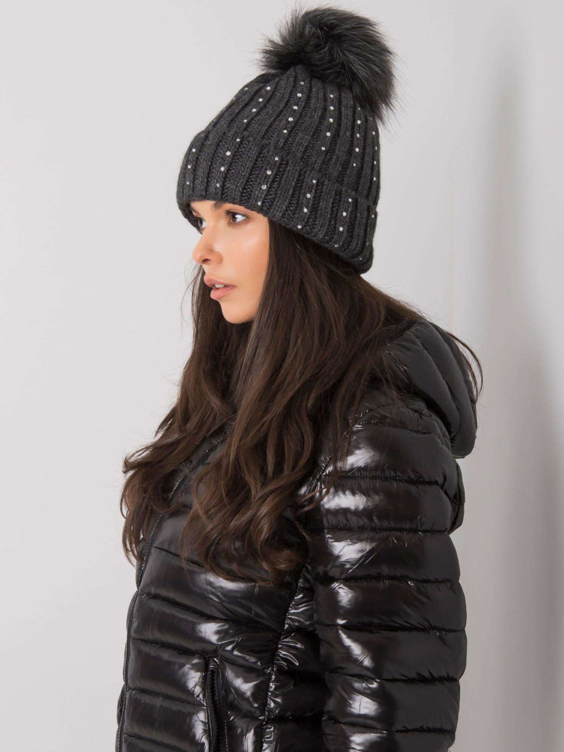Cappello grigio scuro imbottito con applicazioni