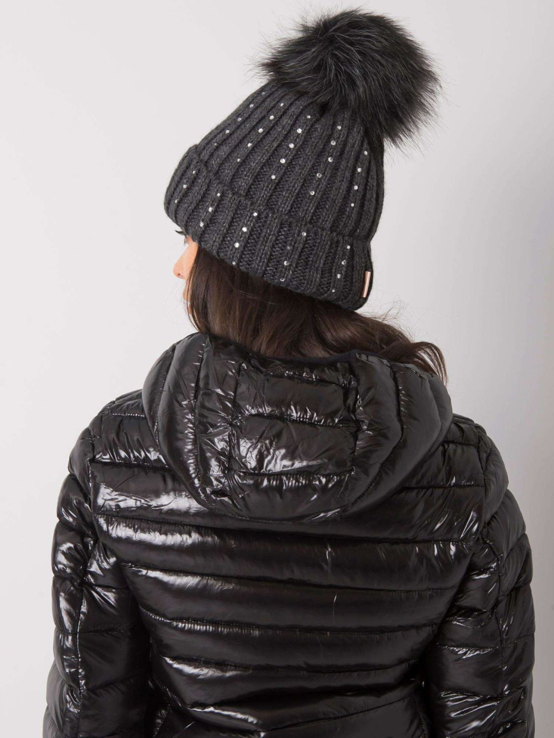 Cappello grigio scuro imbottito con applicazioni
