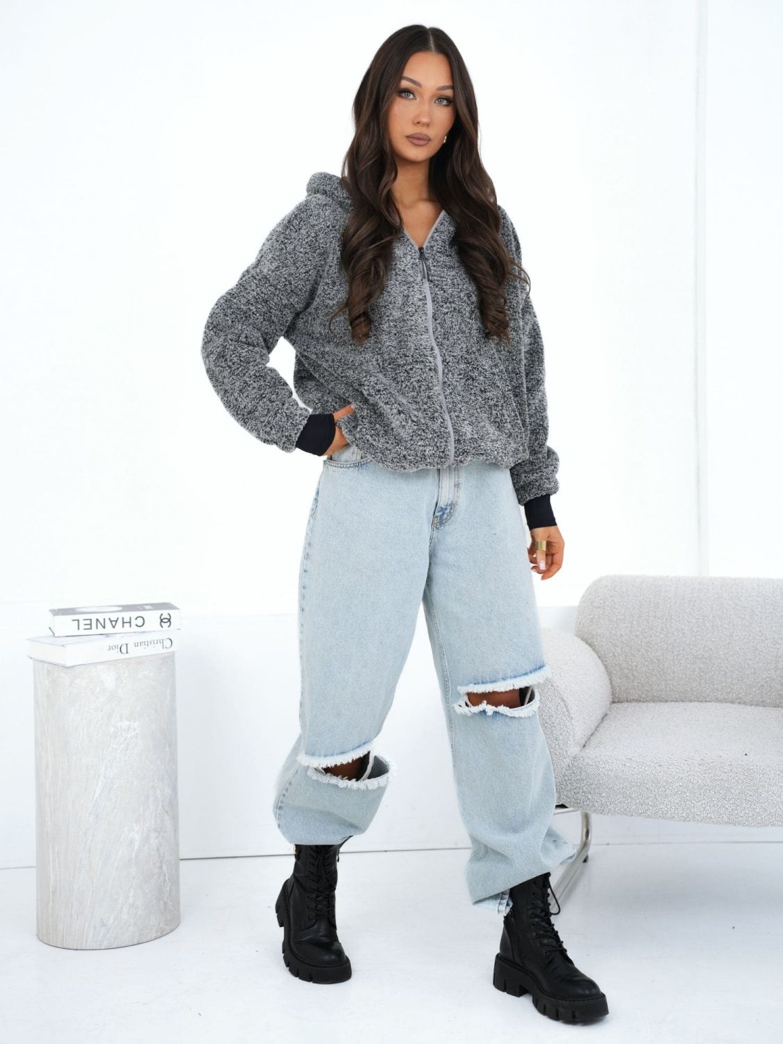 Ženska siva trenirka s kapuljačom i patentnim zatvaračem