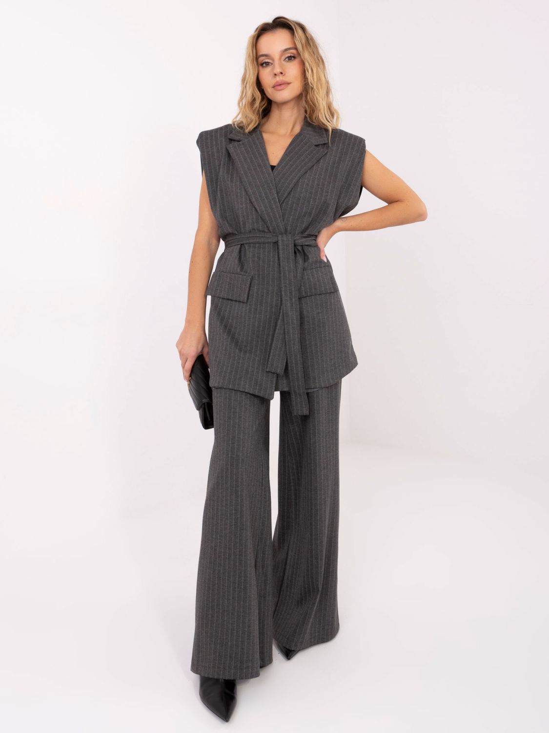 Gilet elegante grigio a righe con cintura