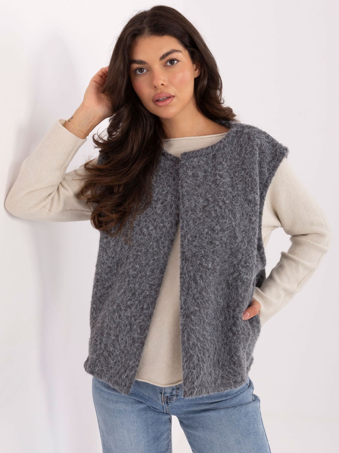 Gilet grigio moderno in maglia con tasche
