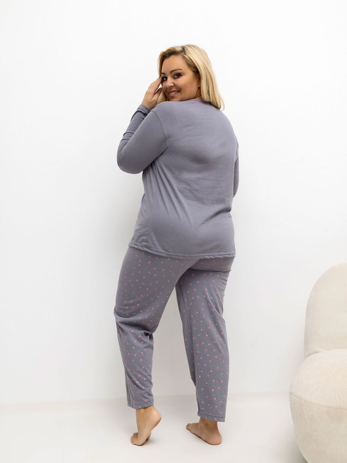 Ženska pamučna pidžama s dugim rukavima i točkicama