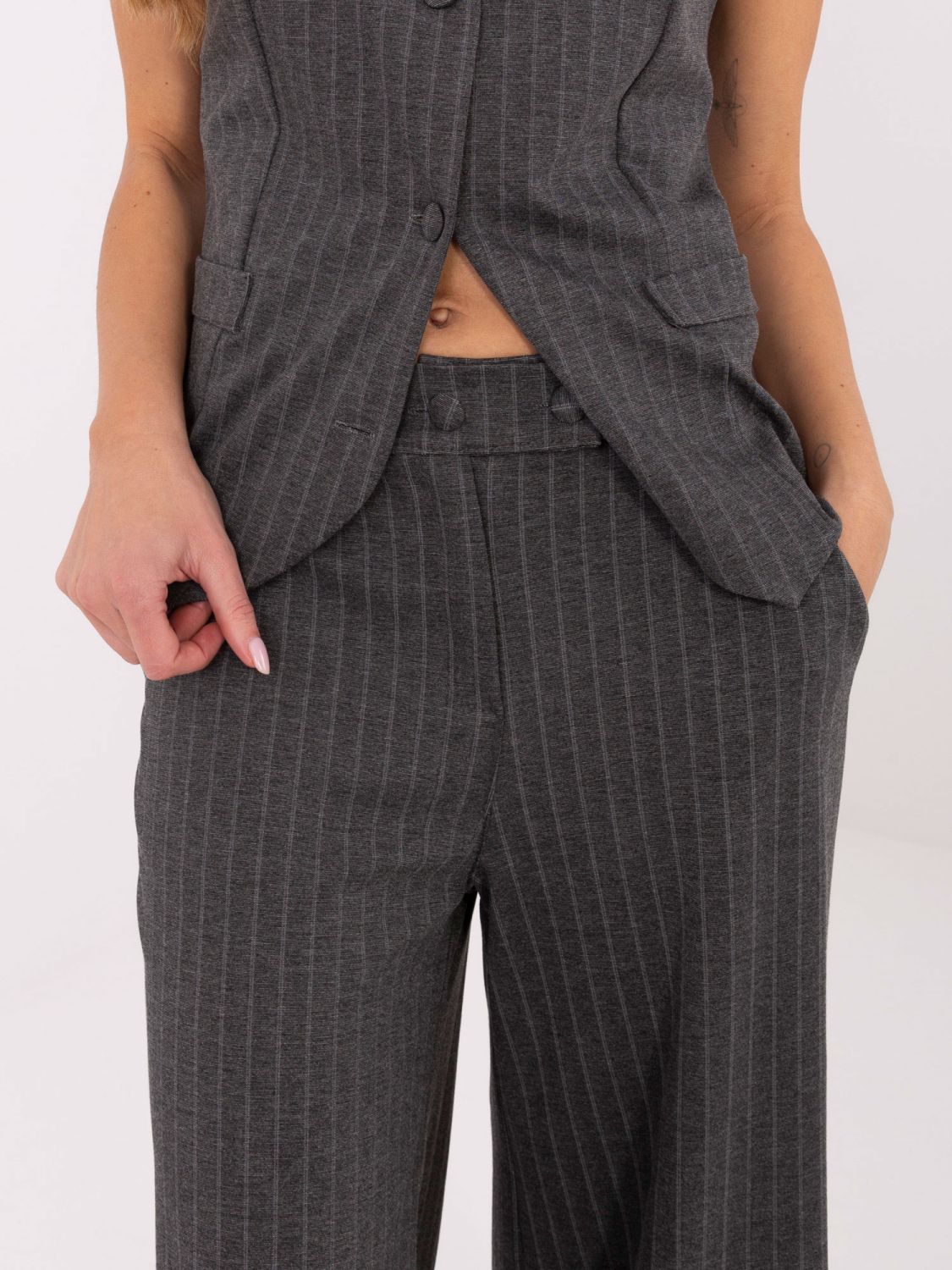 Eleganti pantaloni ampi a righe, grigio scuro