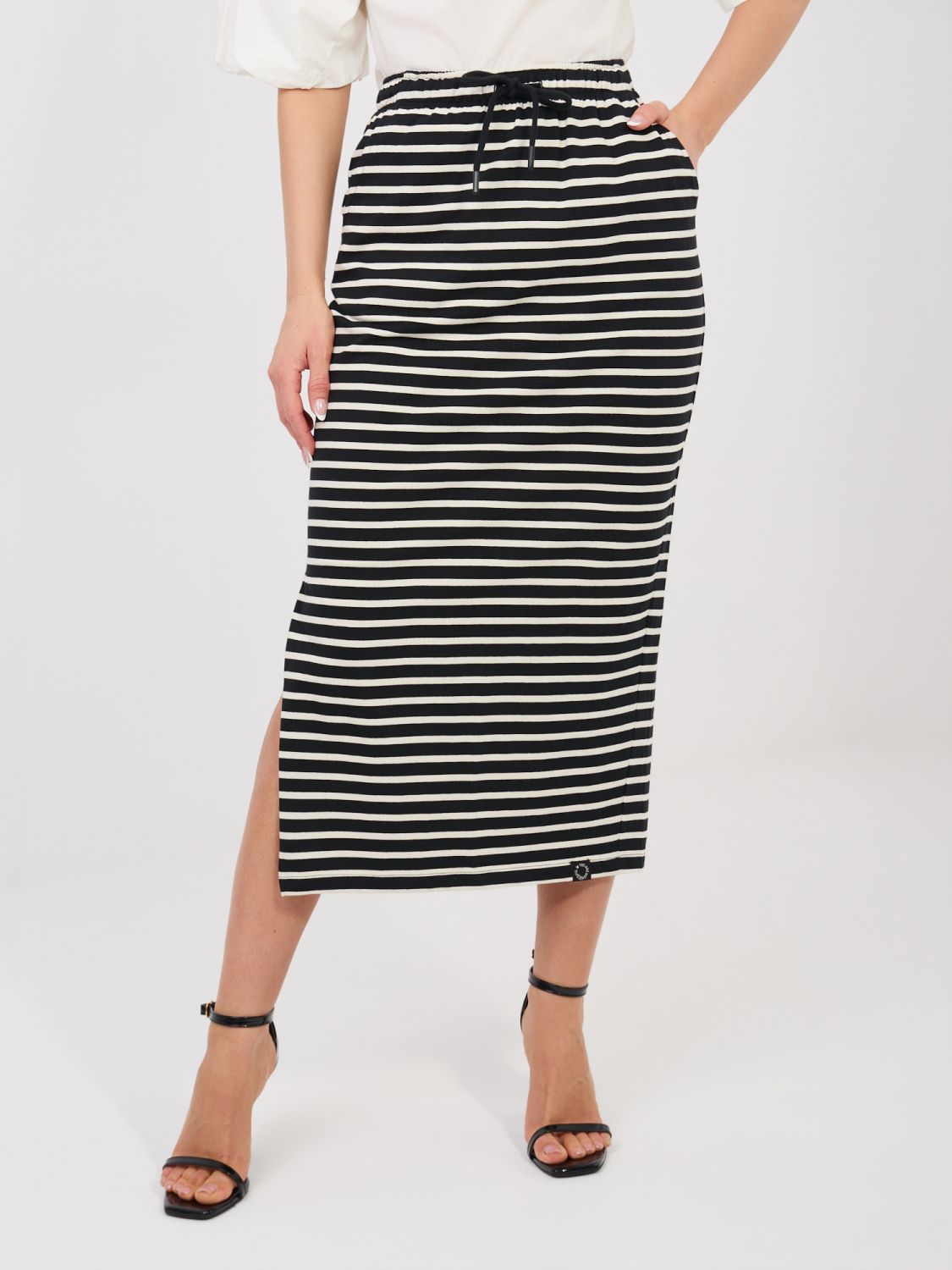 Gonna midi nera a righe con tasche