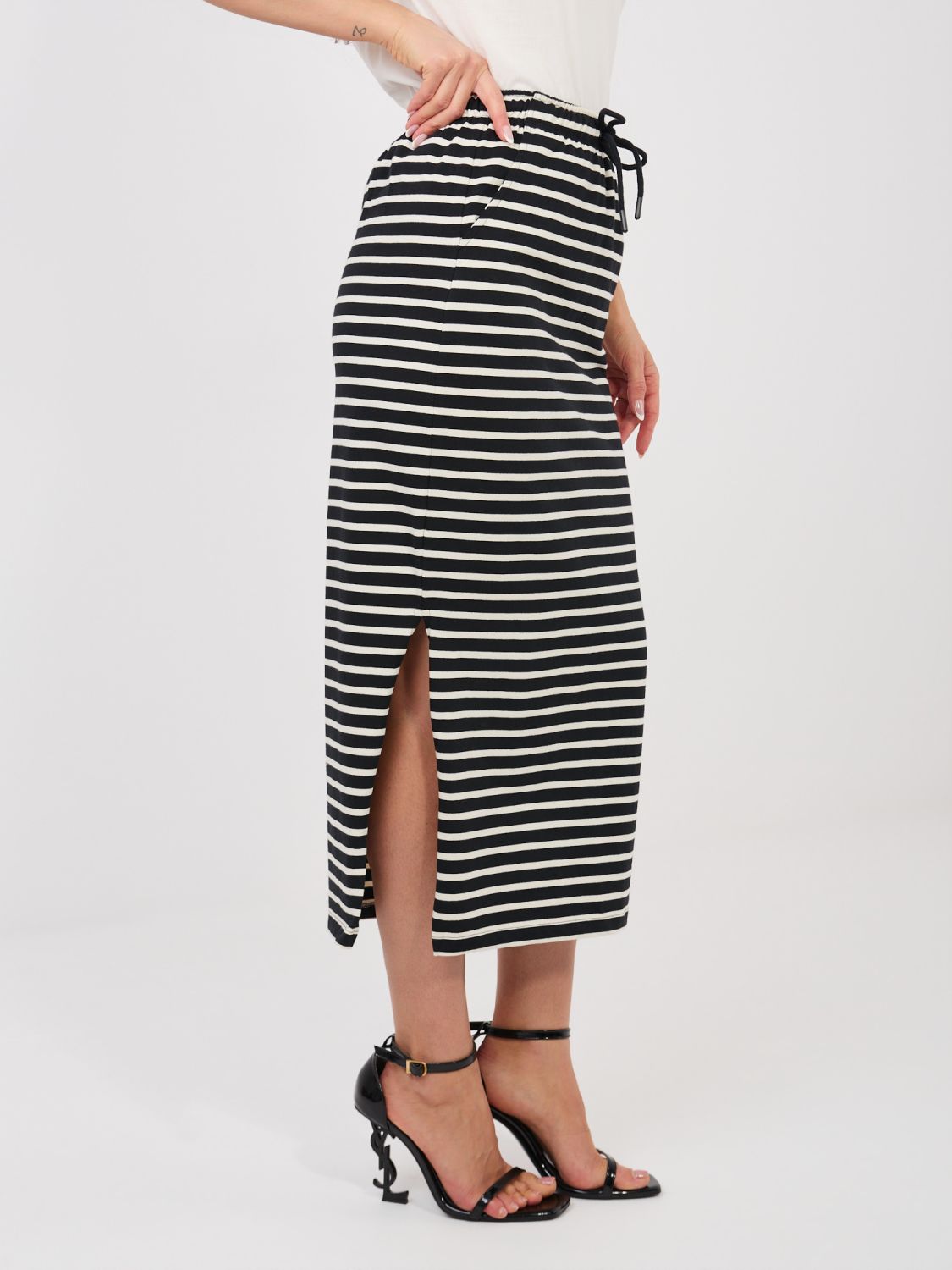 Gonna midi nera a righe con tasche