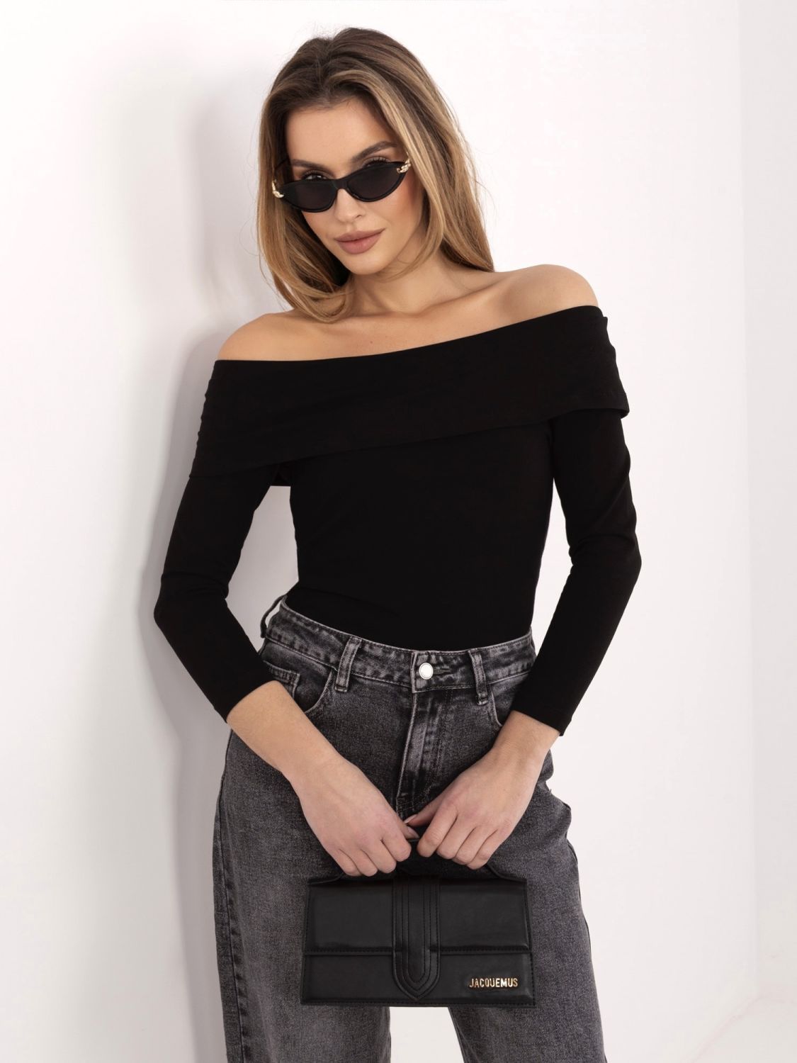 Blusa nera con spalle scoperte