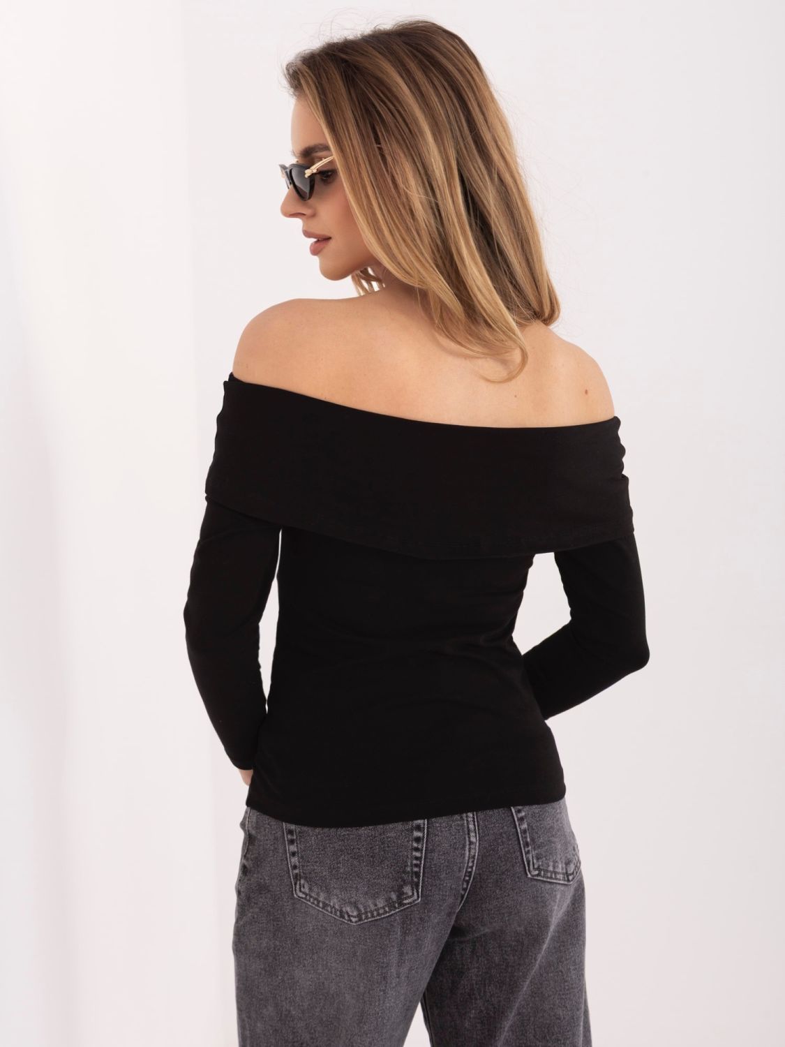 Blusa nera con spalle scoperte