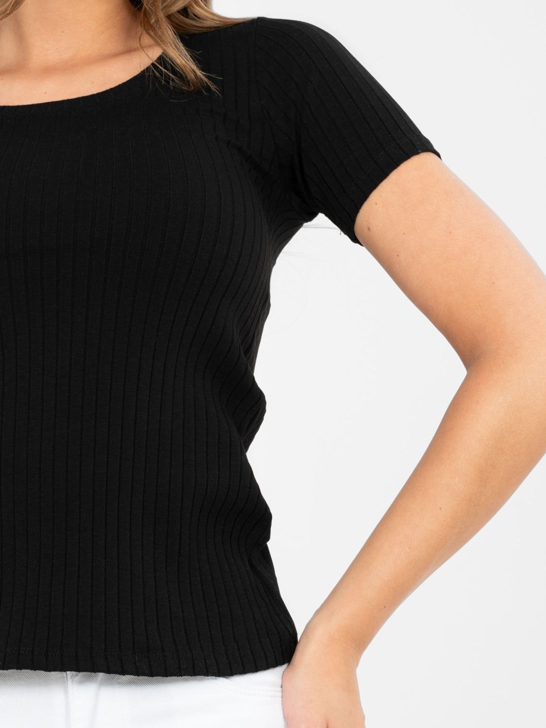Blusa nera in cotone a costine con maniche corte