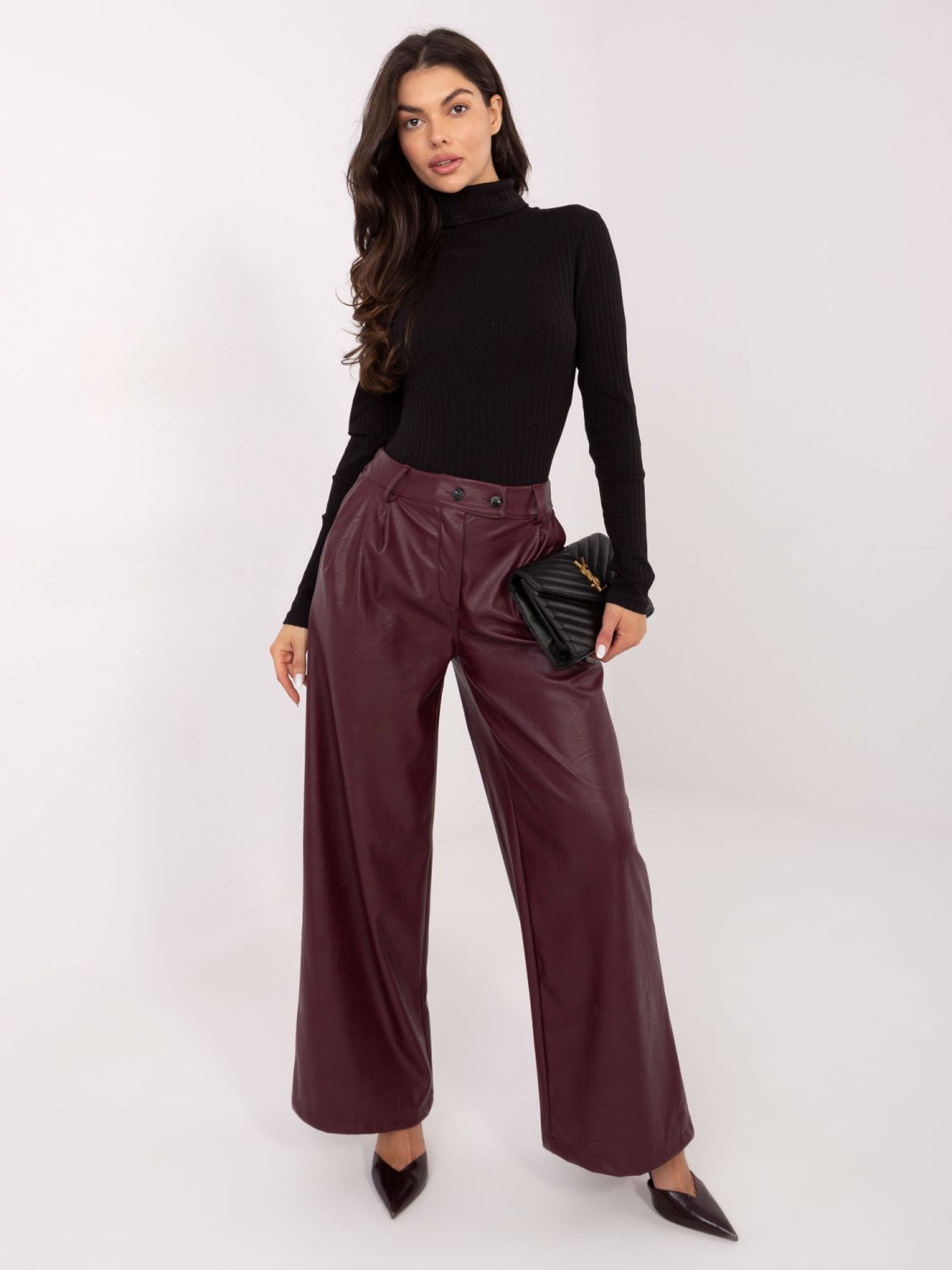 Blusa nera a costine con collo alto