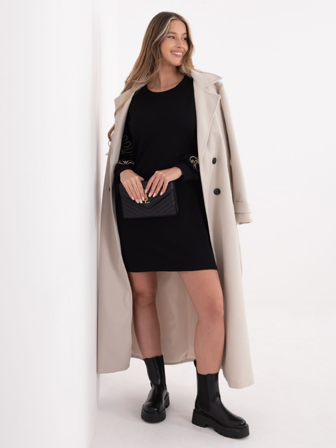 Abito corto nero con ricamo e maniche a sbuffo