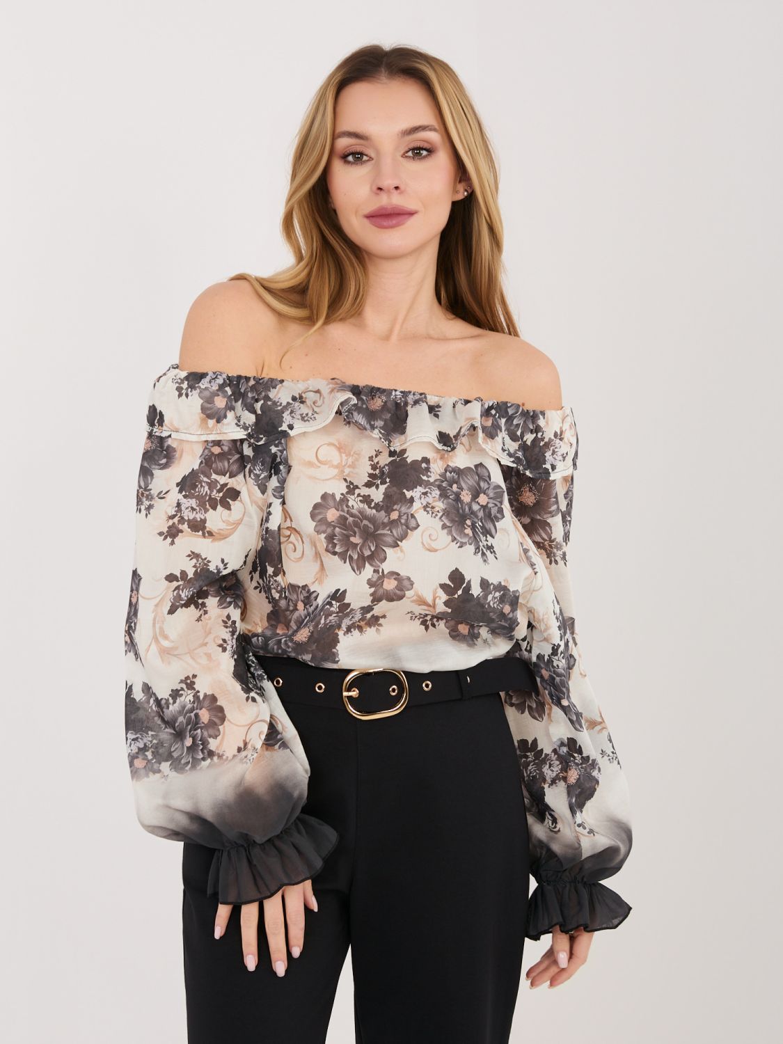 Blusa nera floreale con scollo a spalle scoperte
