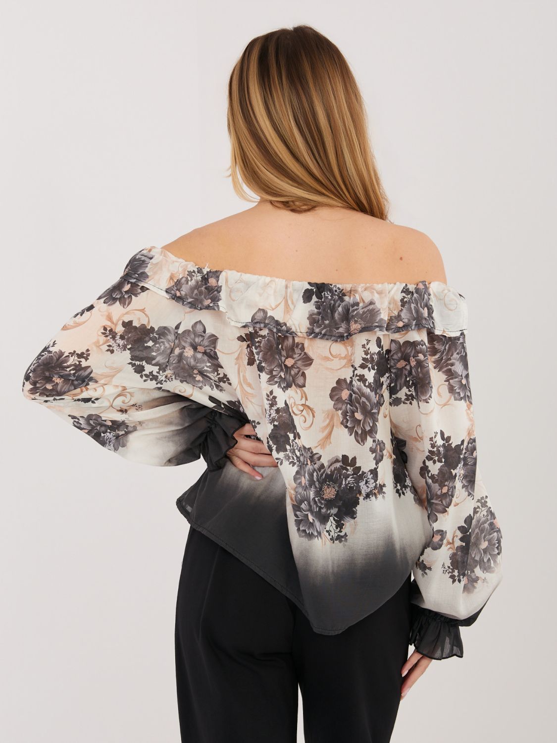 Blusa nera floreale con scollo a spalle scoperte