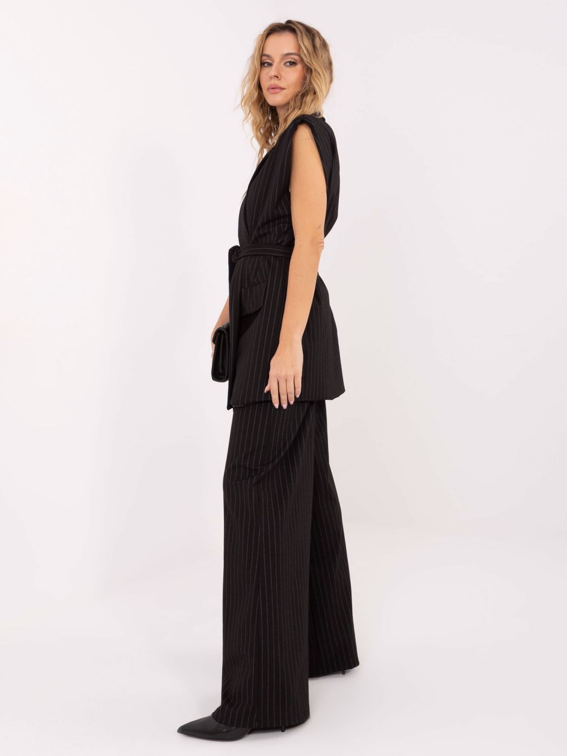 Gilet nero elegante a righe con cintura