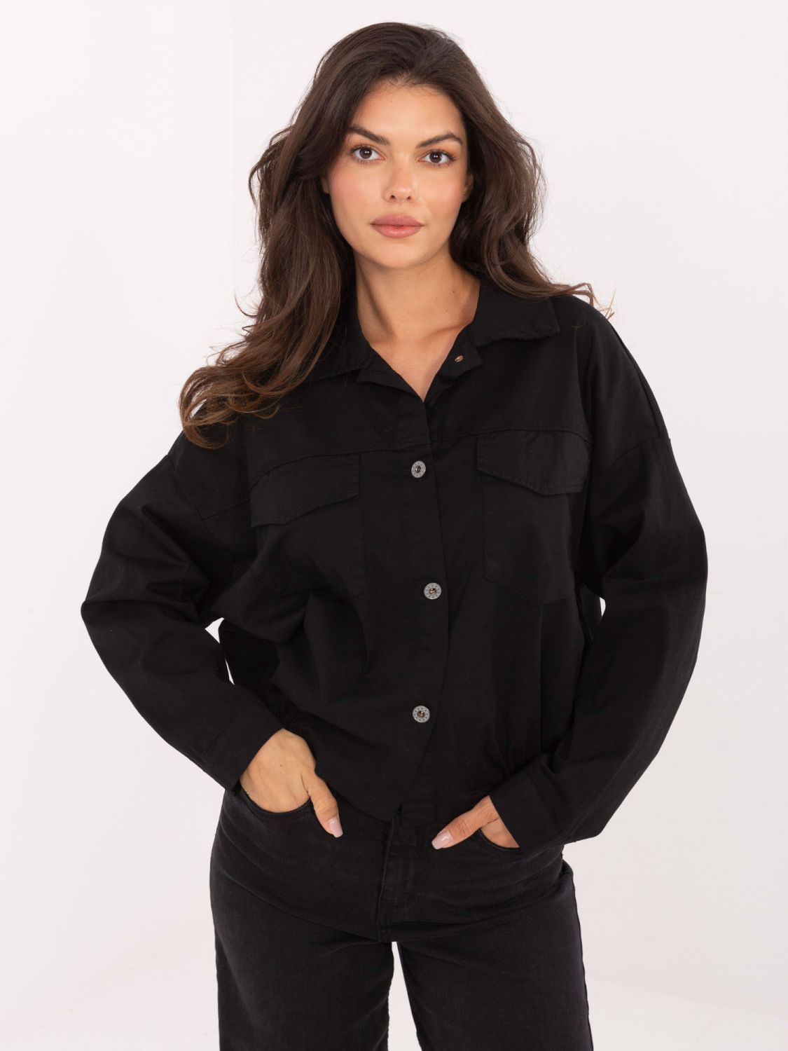 Camicia nera in cotone con tasche e colletto