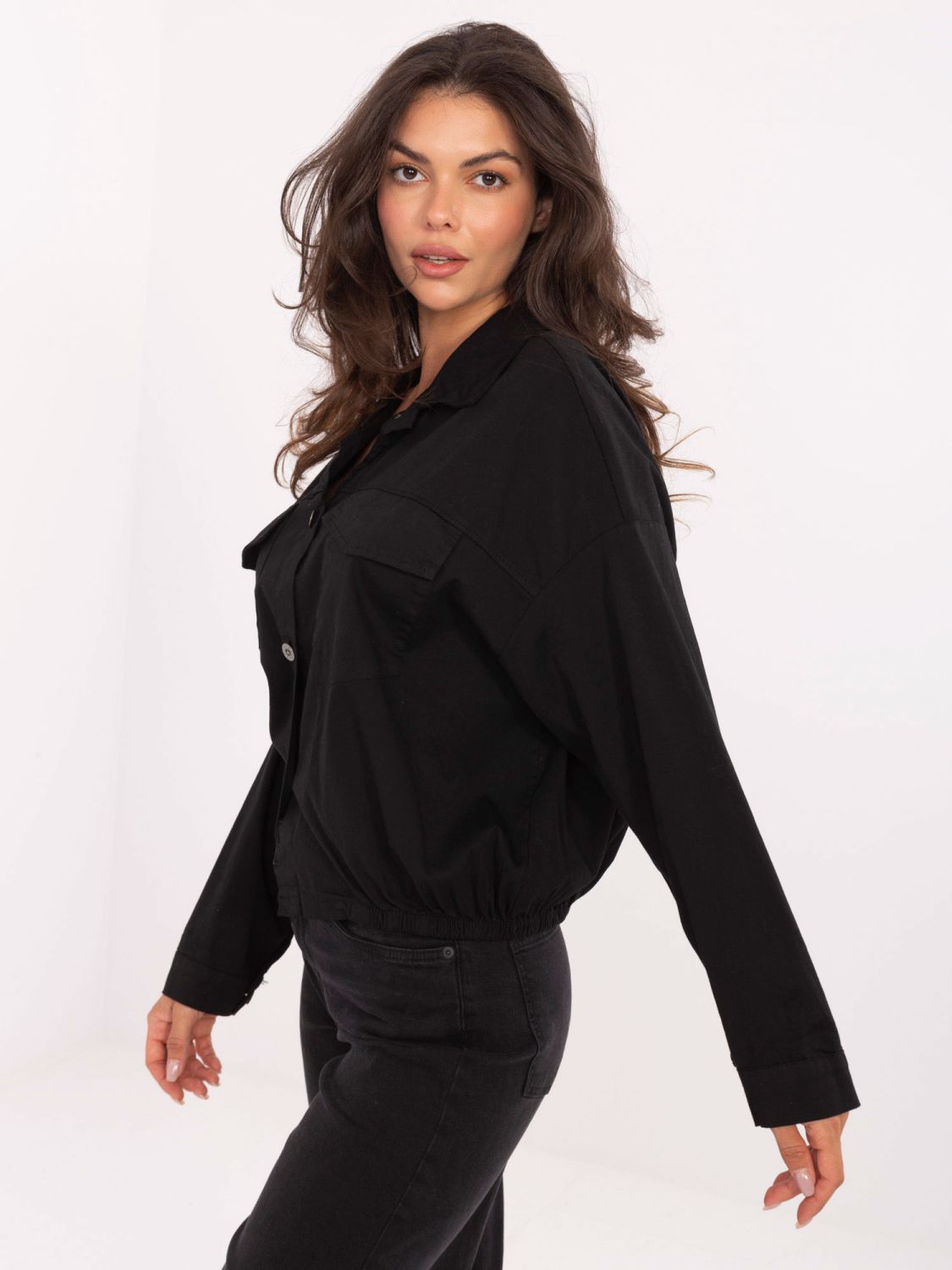 Camicia nera in cotone con tasche e colletto