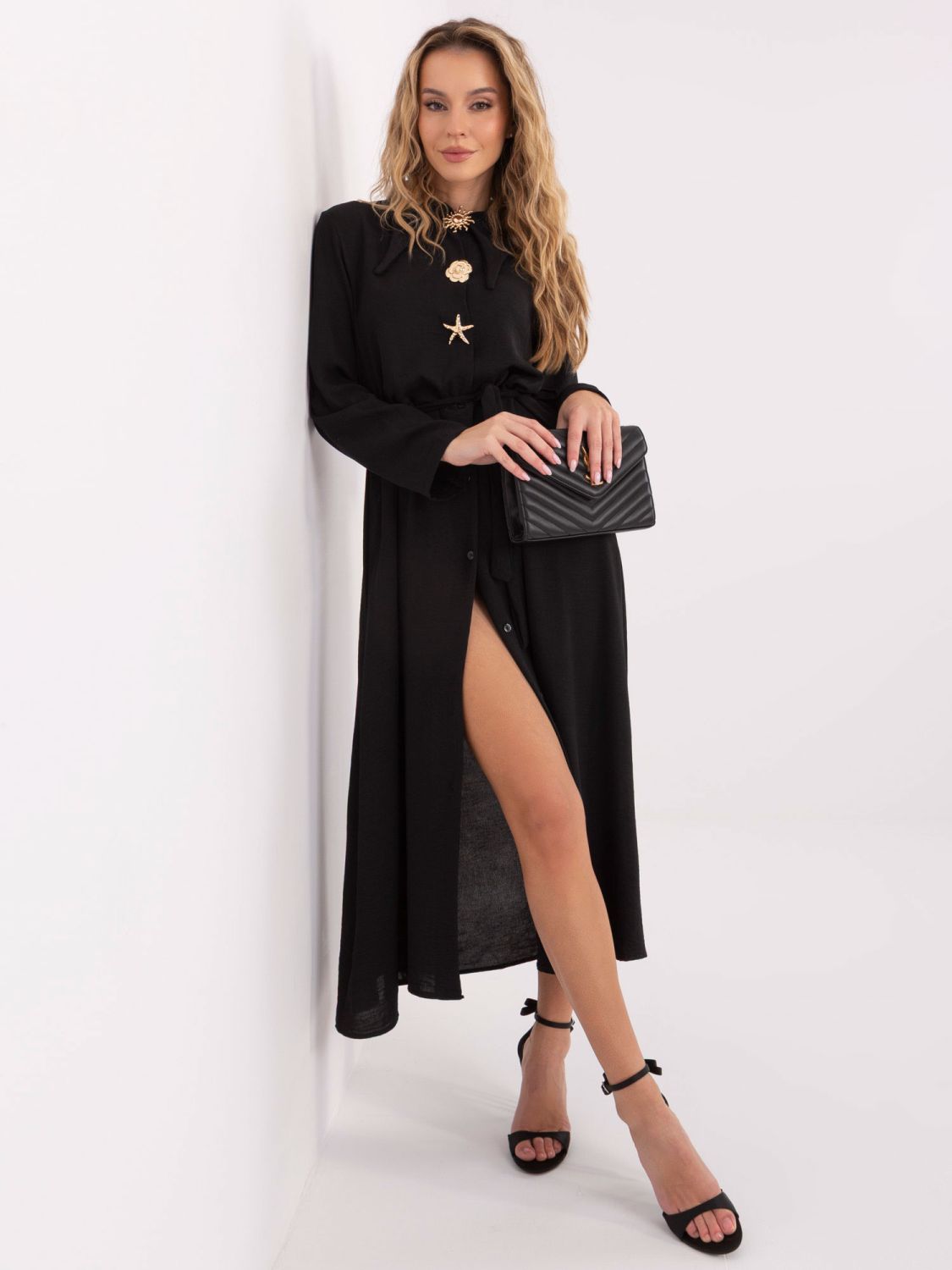 Crna midi haljina A-kroja s remenom i brošem