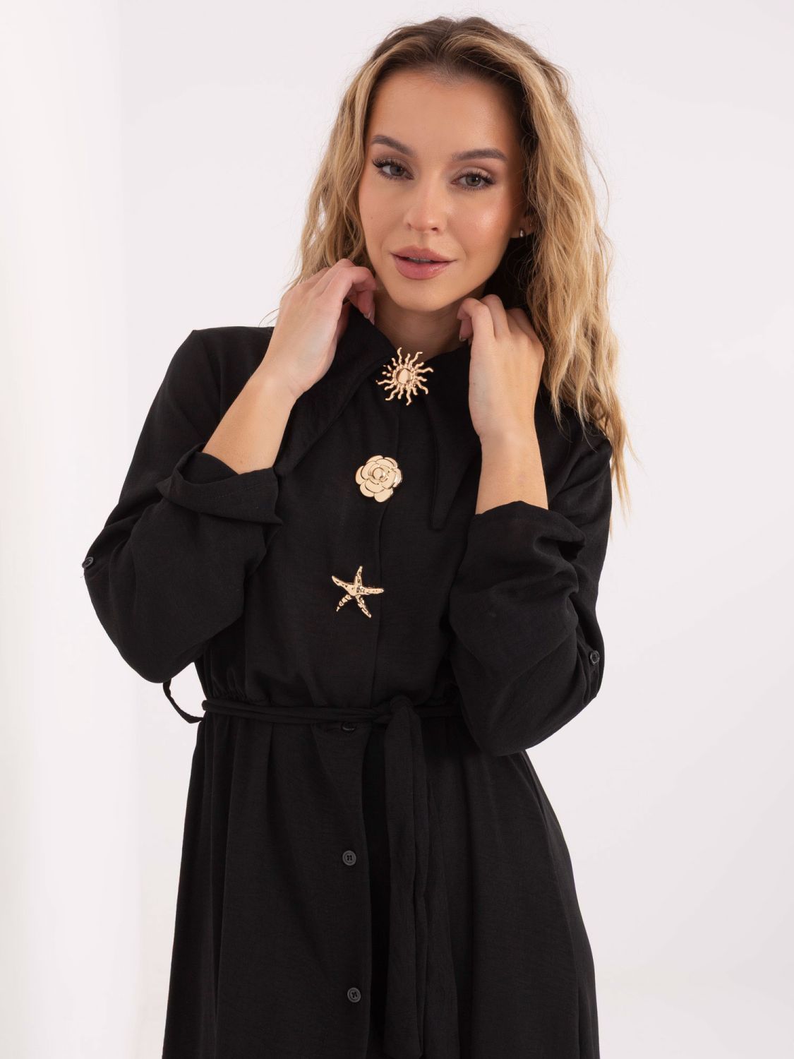 Crna midi haljina A-kroja s remenom i brošem