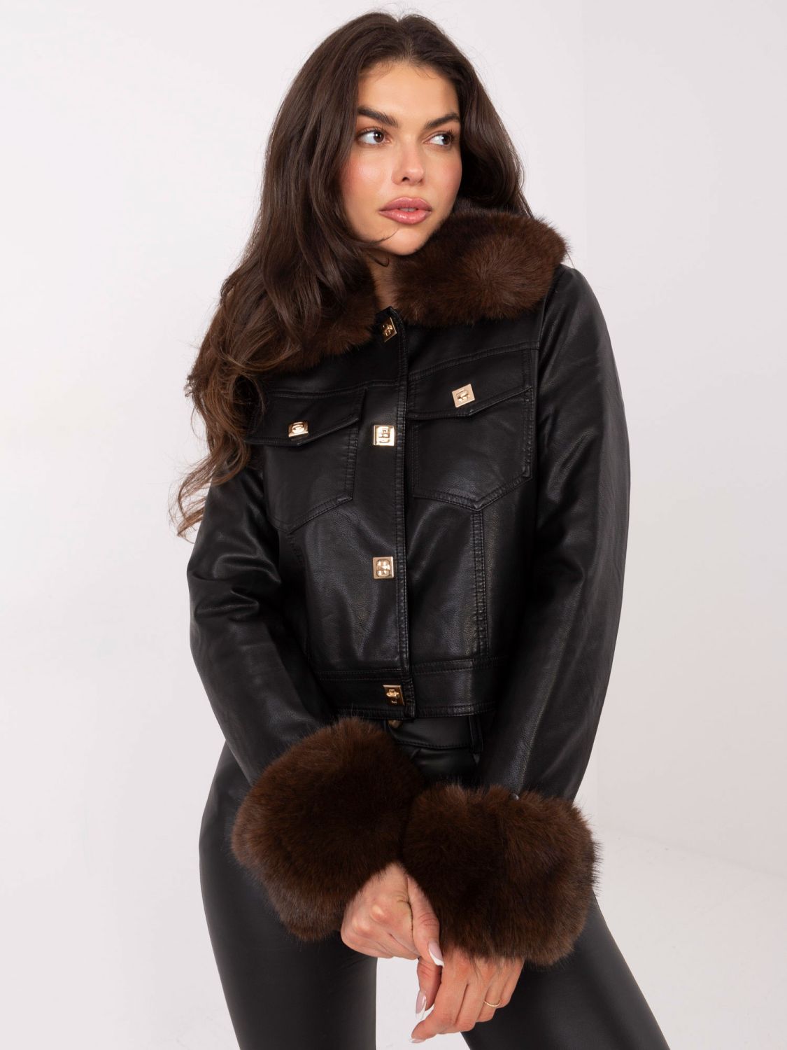 Kratka crna jakna od eko kože s podstavom