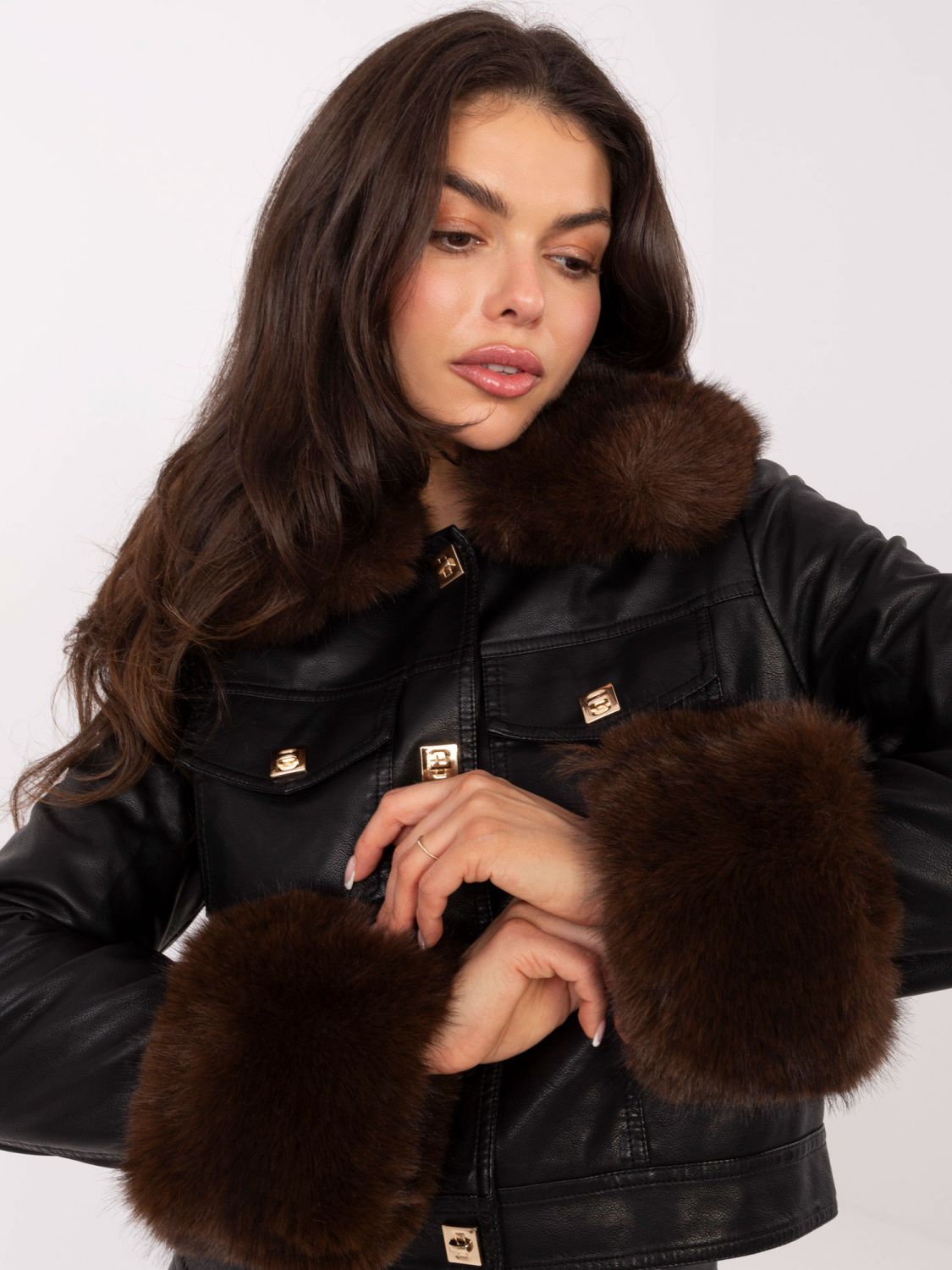 Kratka crna jakna od eko kože s podstavom