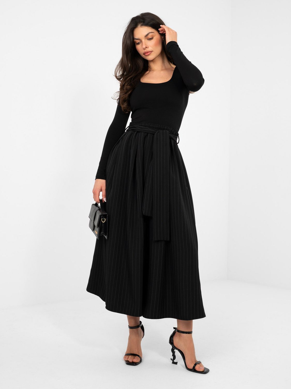 Gonna midi nera elegante con cintura e tasche