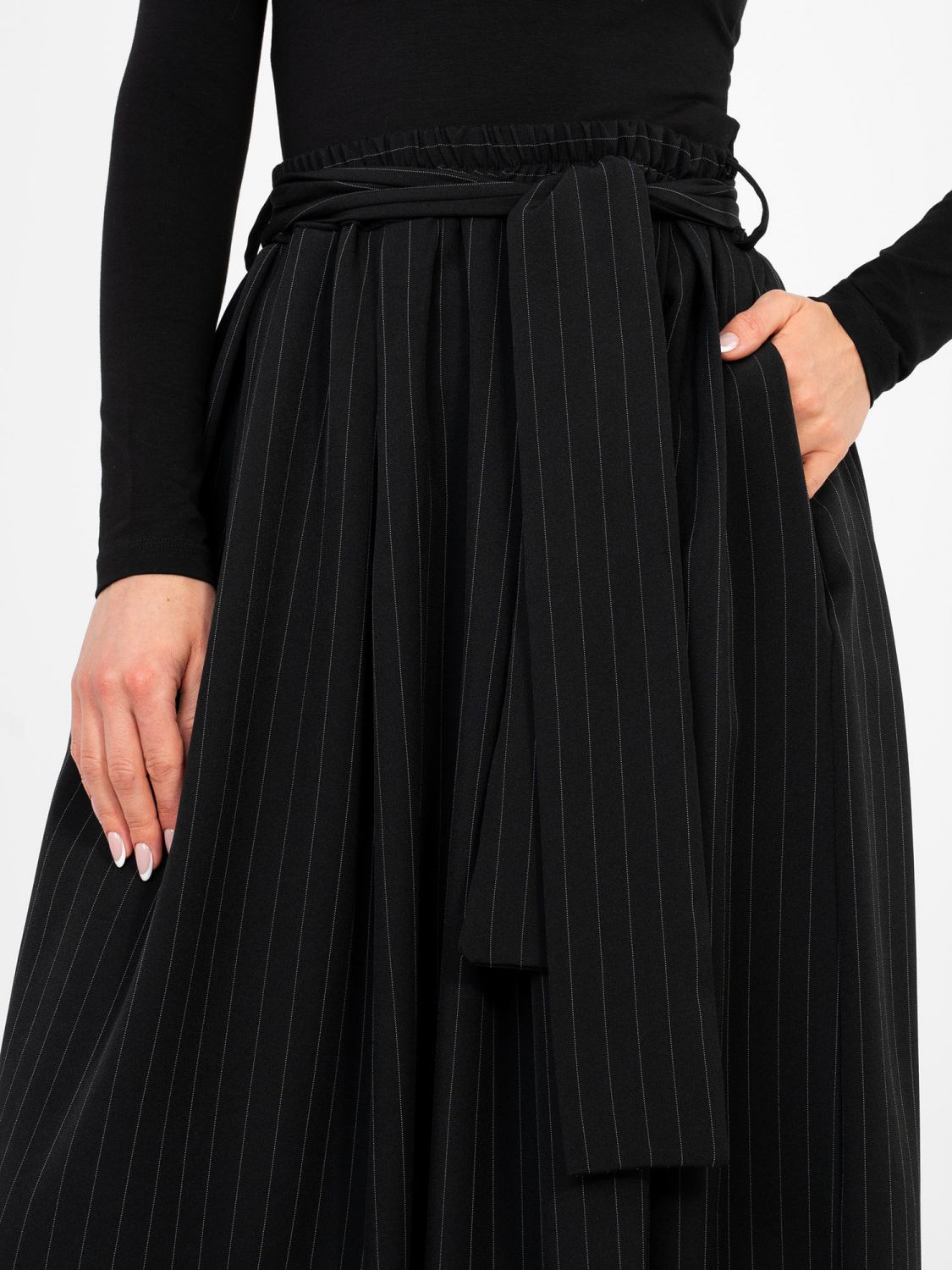 Gonna midi nera elegante con cintura e tasche