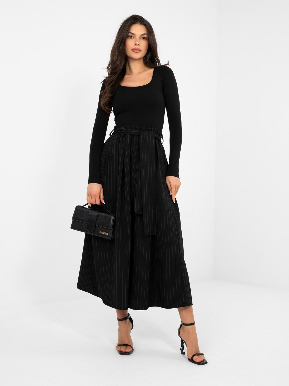 Gonna midi nera elegante con cintura e tasche