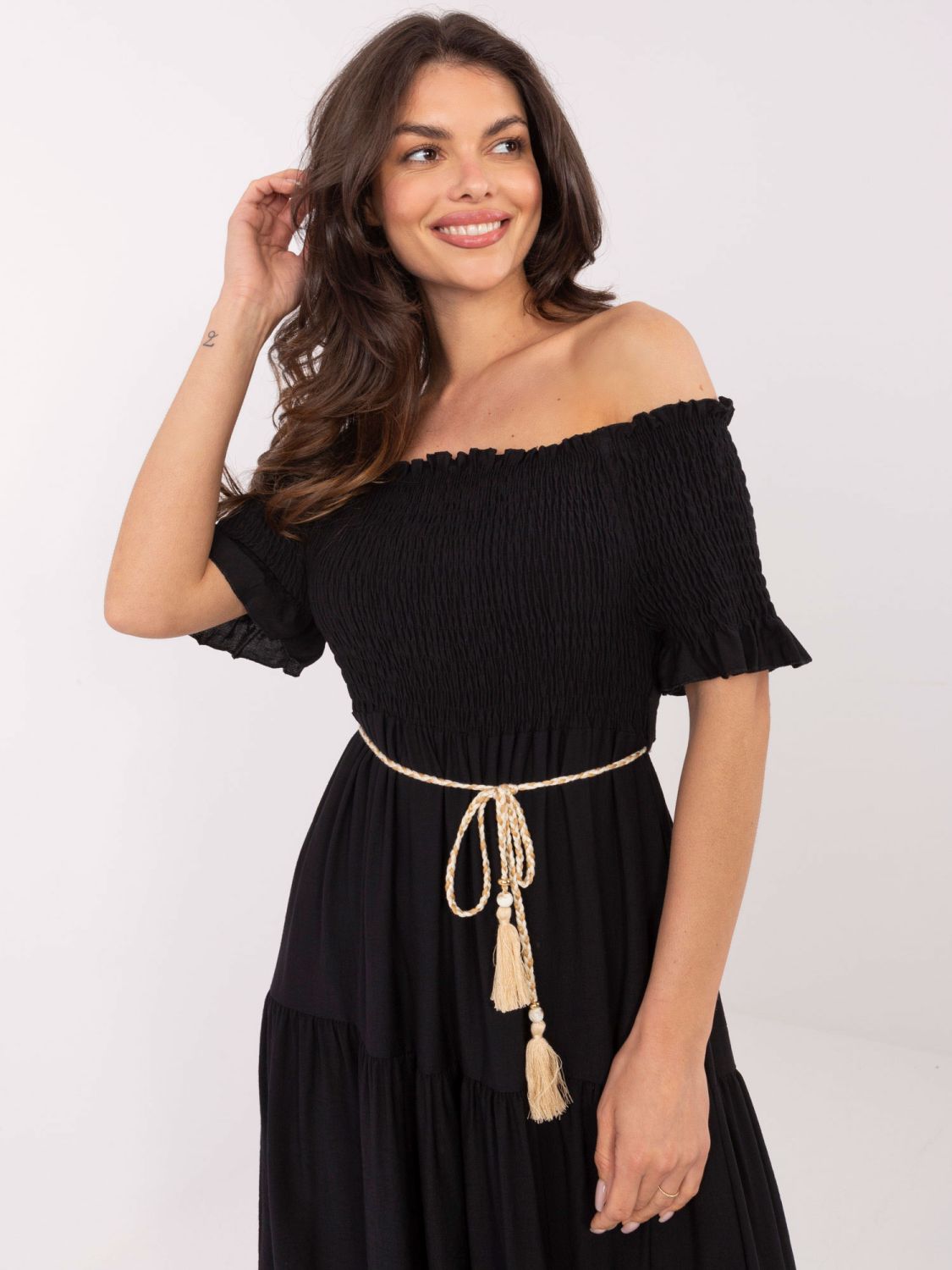 Elegante abito nero svasato