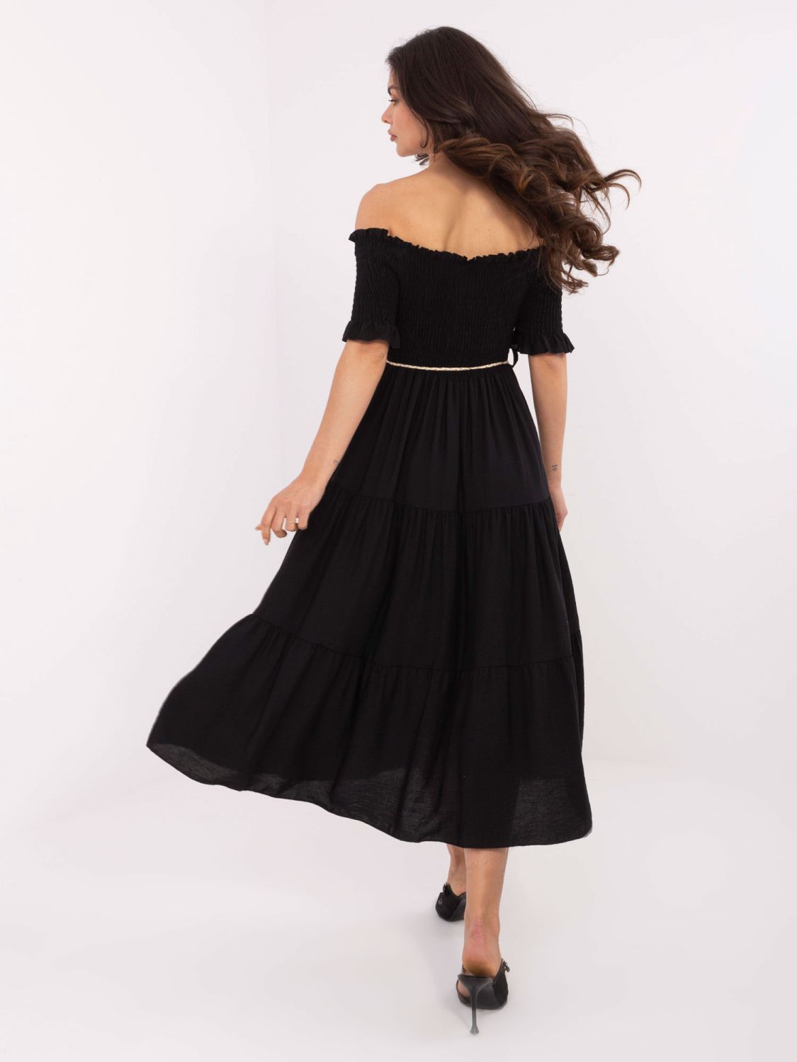 Elegante abito nero svasato