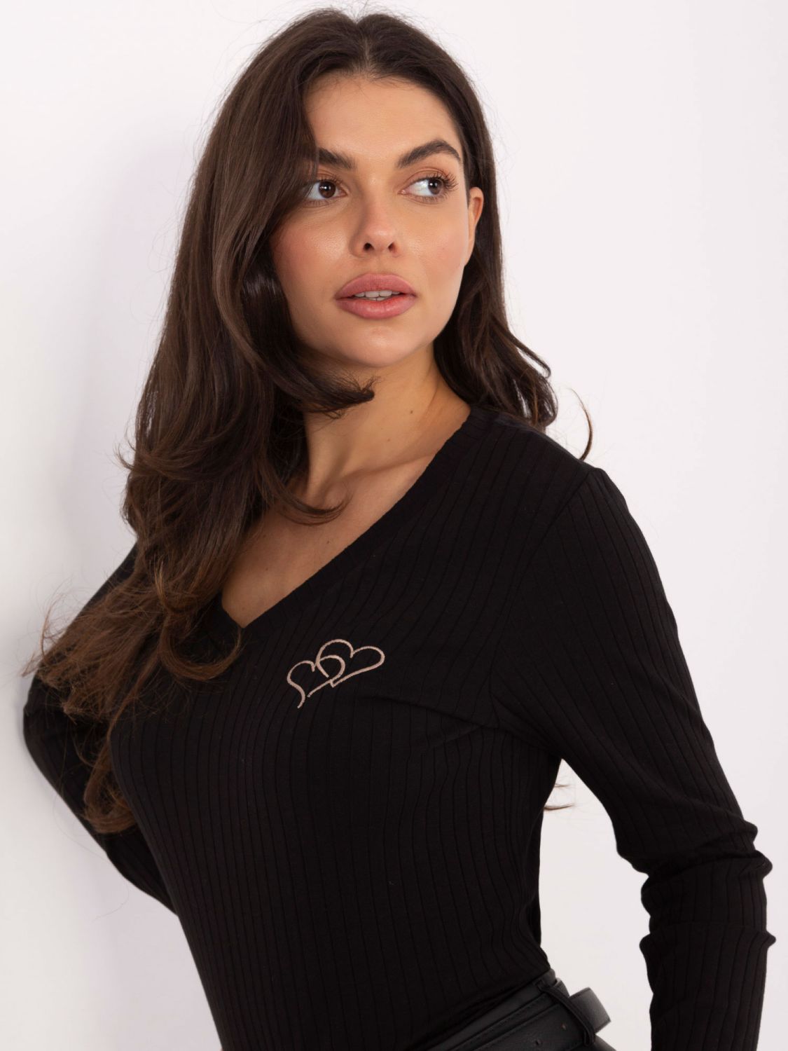 Blusa nera in cotone con ricamo e scollo a V