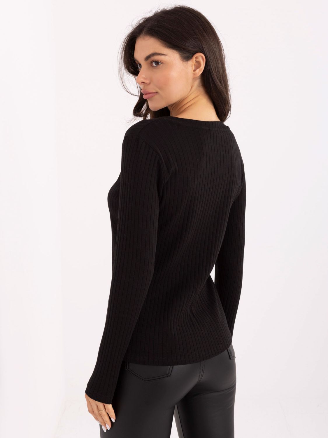 Blusa nera in cotone con ricamo e scollo a V