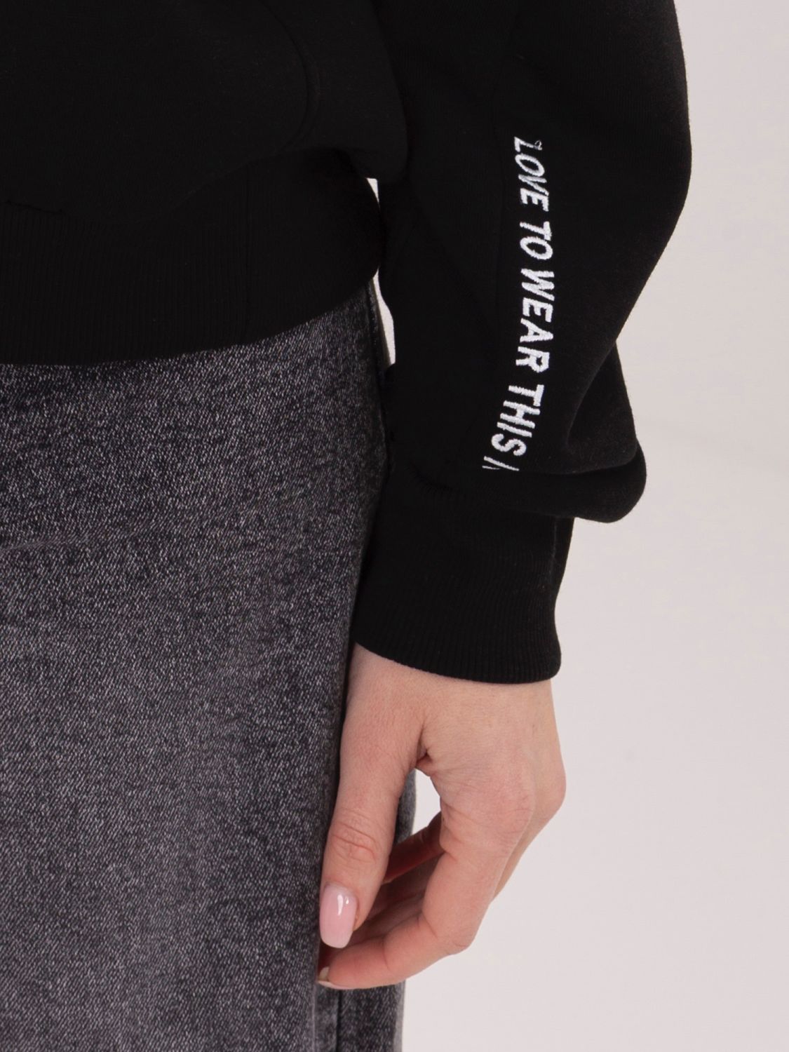 Felpa corta nera con cappuccio e zip