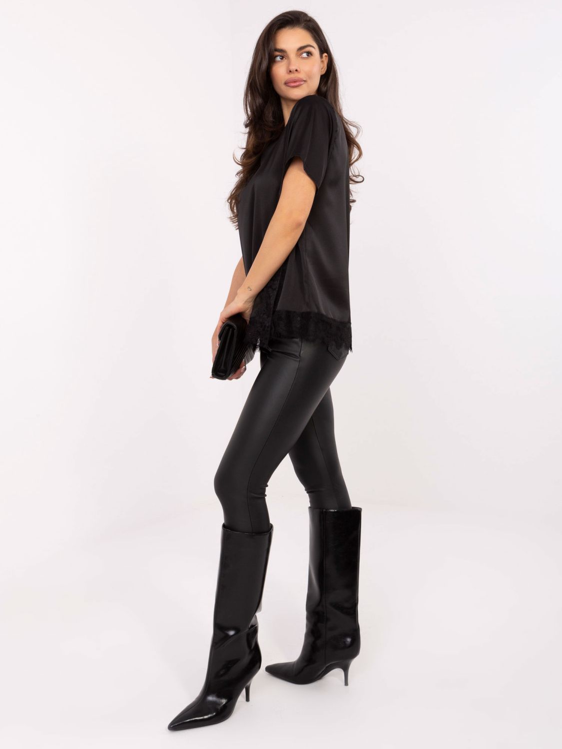 Elegante blusa nera con pizzo