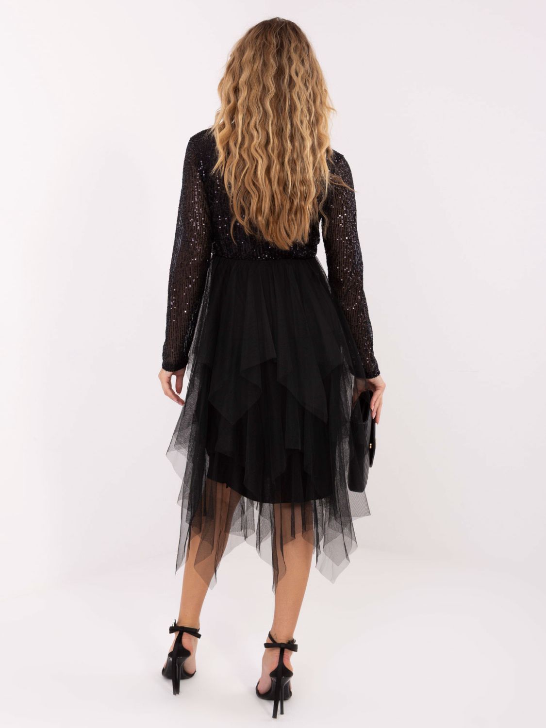Abito nero svasato con applicazione di paillettes