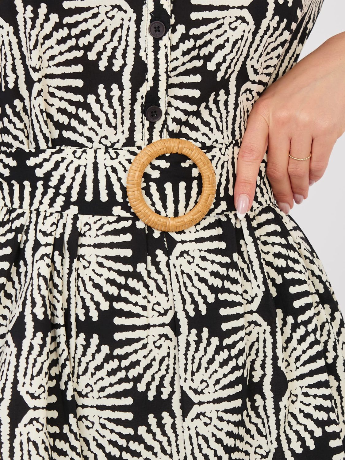 Abito nero con cintura e volant