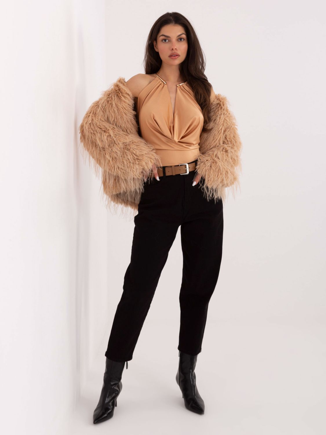 Crne mom jeans hlače s remenom