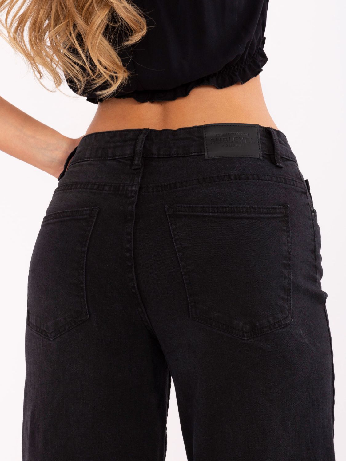 Jeans neri a gamba larga con vita alta