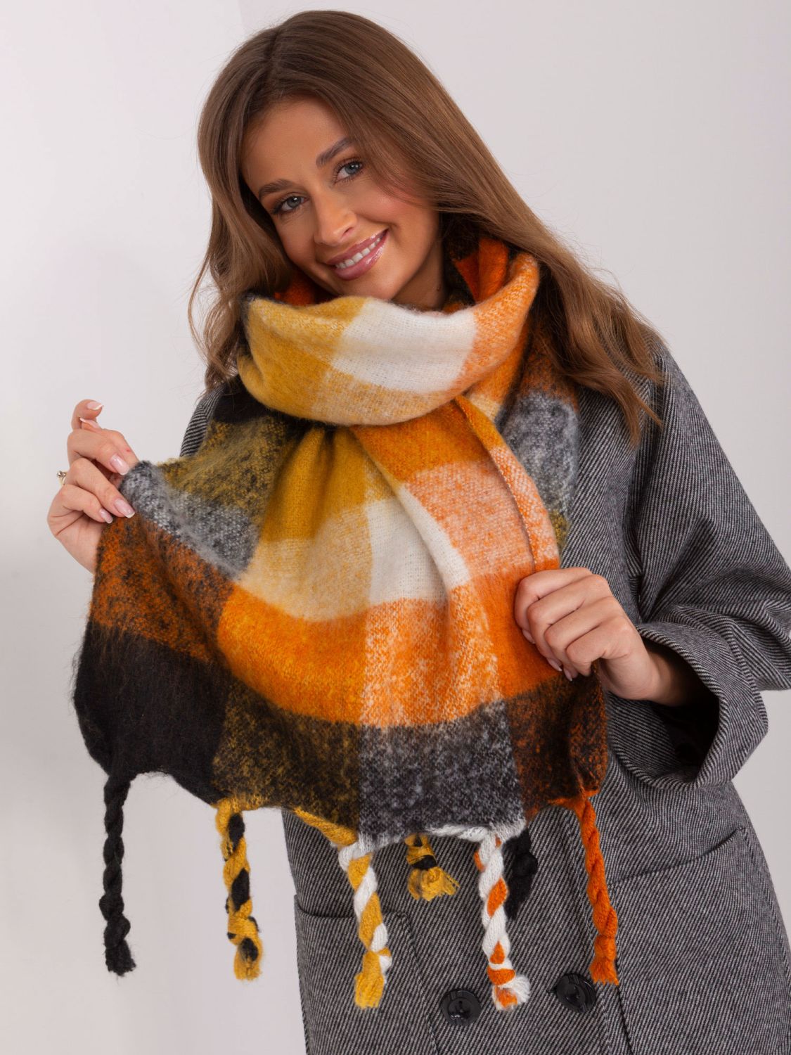 Sciarpa nera elegante con frange