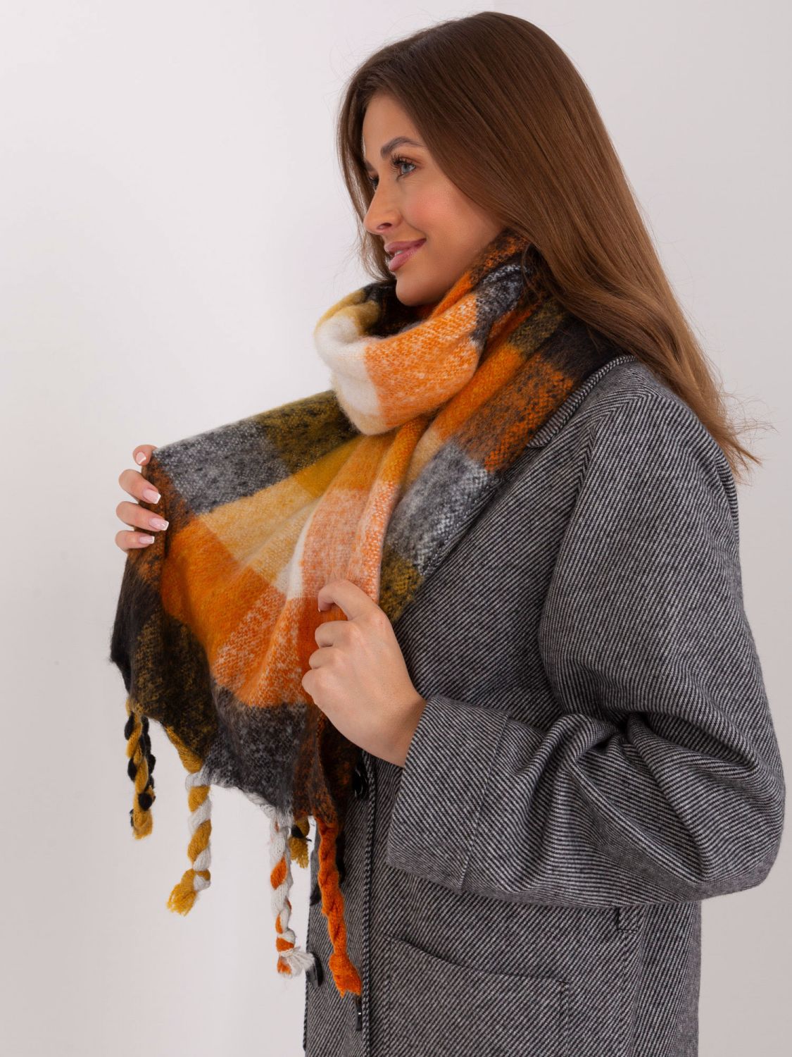 Sciarpa nera elegante con frange