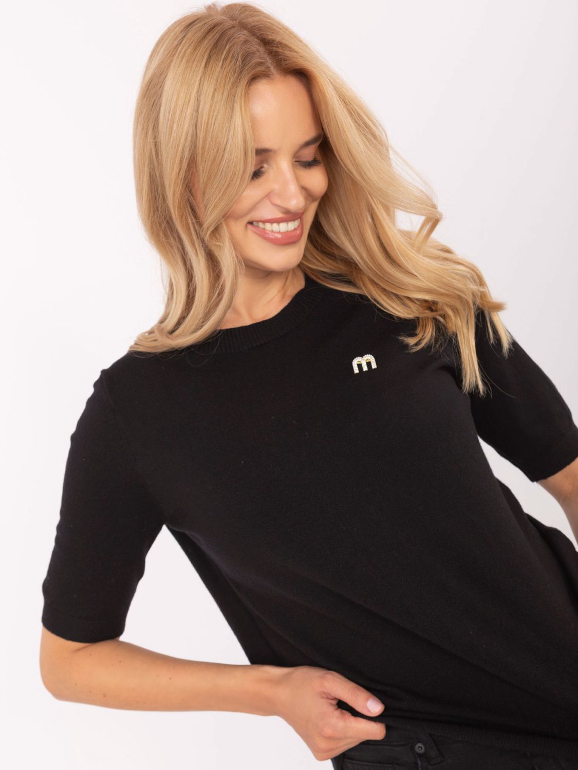 Elegante maglione nero con maniche corte